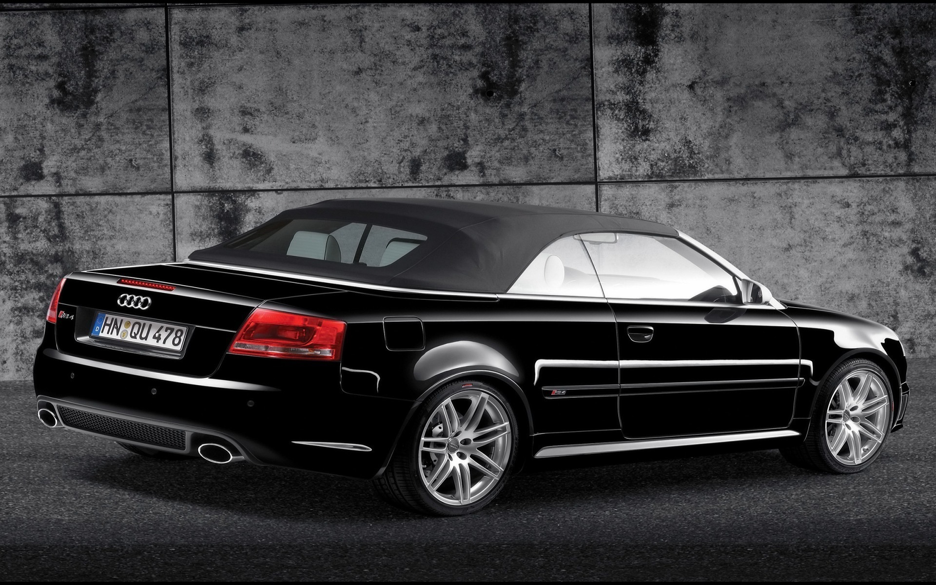 Черный Audi RS4 с мягкой крышей